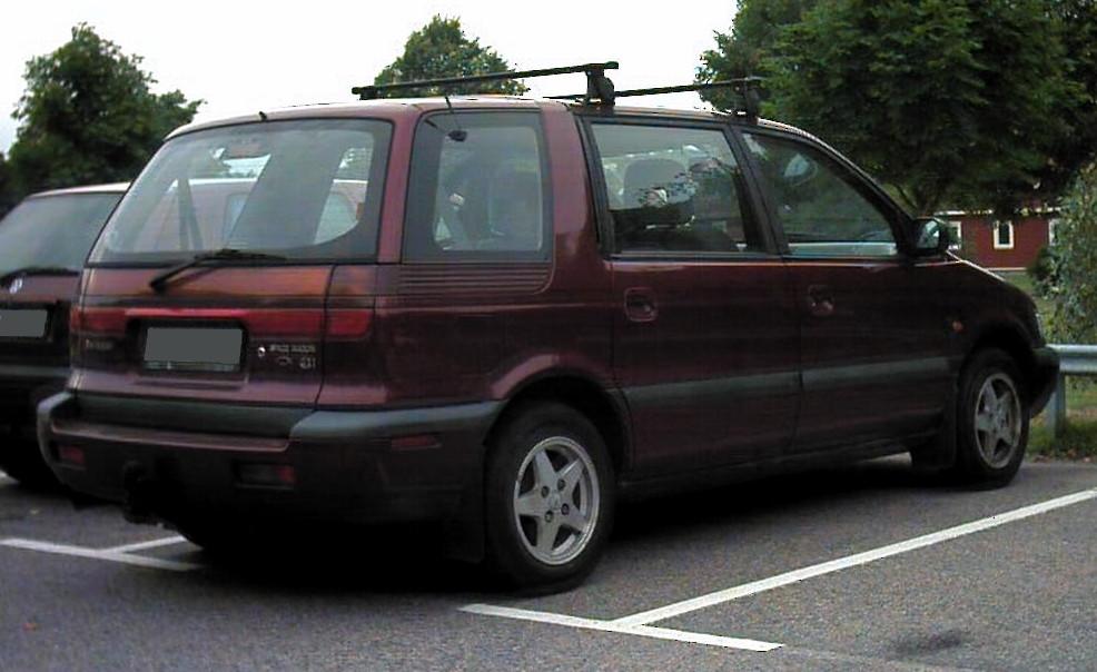 Mitsubishi Space Wagon: 2 фото