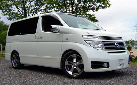 Nissan Elgrand: 7 фото