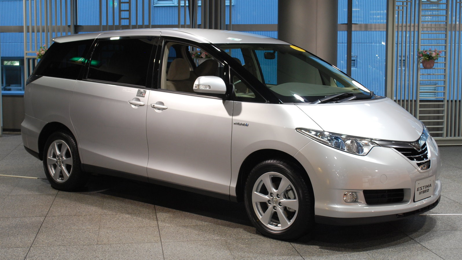 Toyota Alphard Hybrid: 11 фото