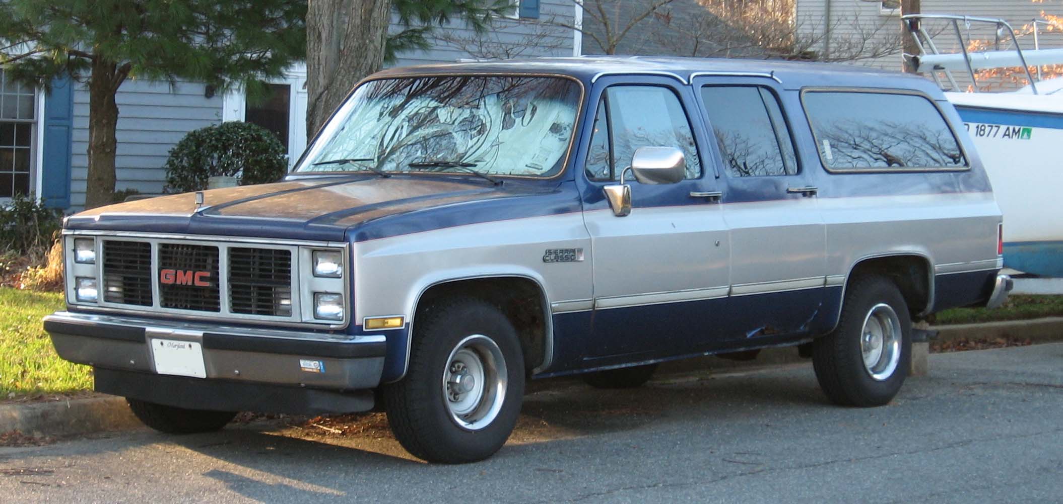 GMC Suburban: 4 фото