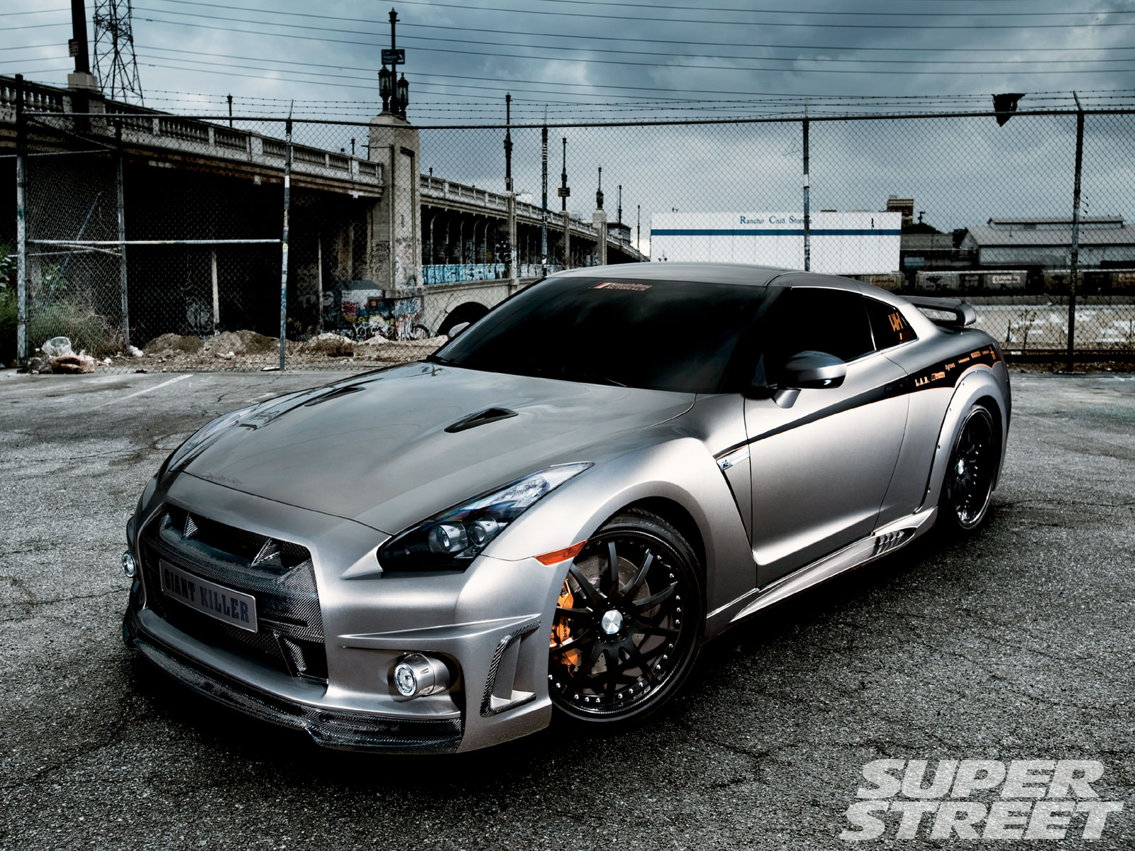 Nissan GT-R: 4 фото